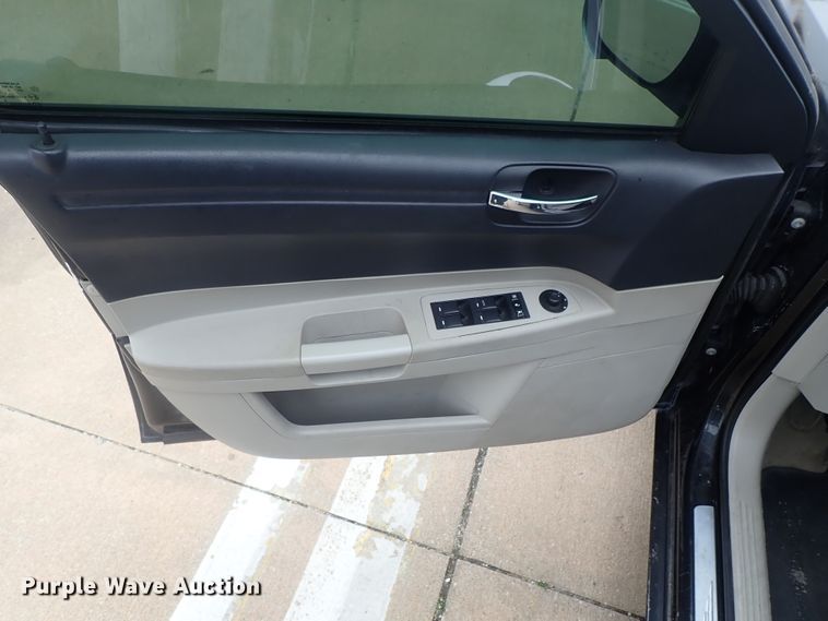 image for item DG3045 2005 Chrysler 300