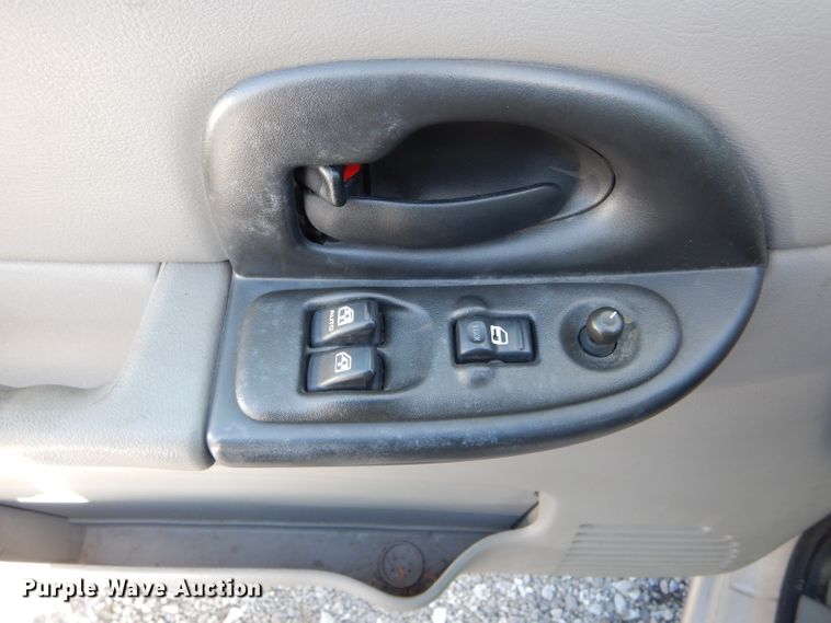 image for item DH6420 2004 Chevrolet Venture LS van