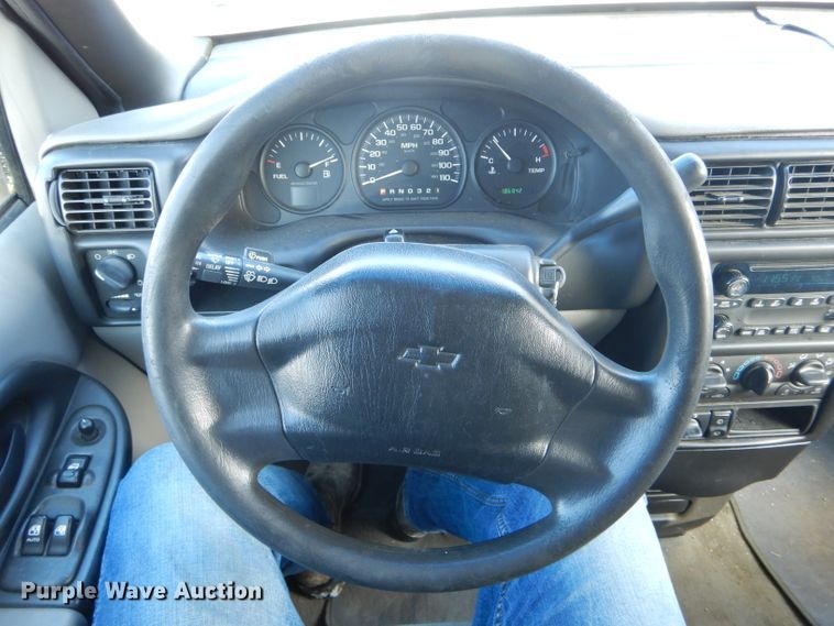 image for item DH6420 2004 Chevrolet Venture LS van