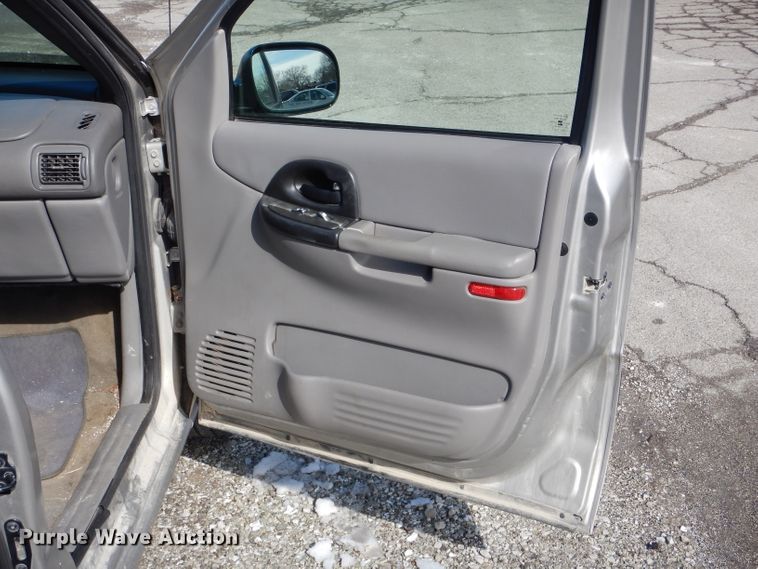 image for item DH6420 2004 Chevrolet Venture LS van