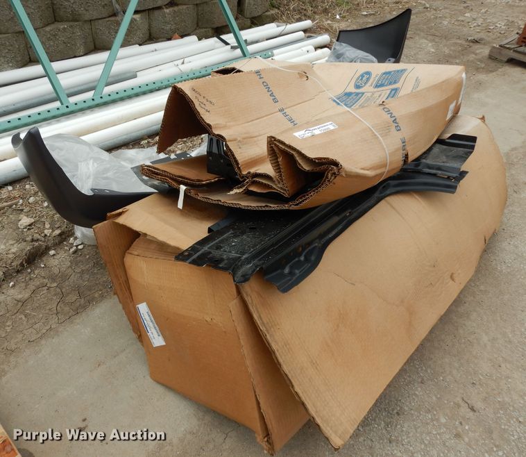 2002 Ford F250 pickup truck parts in Kansas City, KS Item FD9980 sold