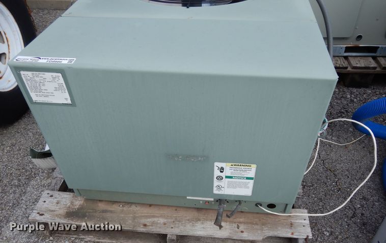 image for item FD9986 2006 Ruud VAPC-024JAZ roof top AC unit
