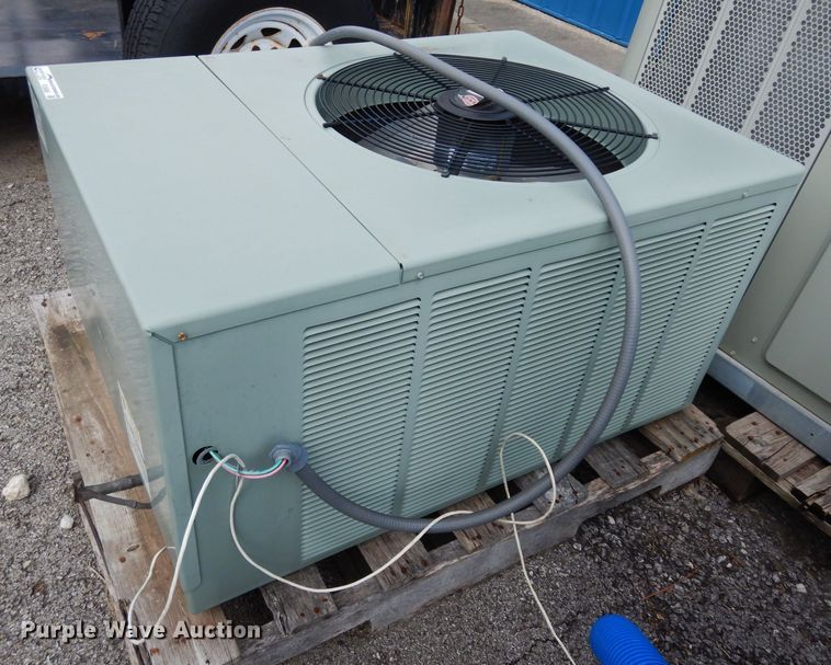 image for item FD9986 2006 Ruud VAPC-024JAZ roof top AC unit