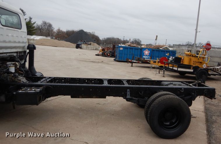 image for item GB9881 2001 Isuzu NPR truck cab and chassis