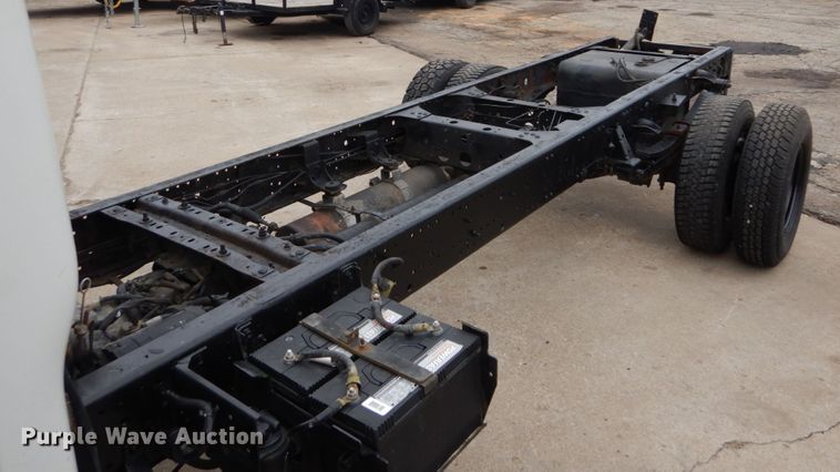 image for item GB9881 2001 Isuzu NPR truck cab and chassis