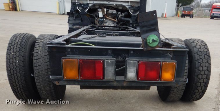 image for item GB9881 2001 Isuzu NPR truck cab and chassis