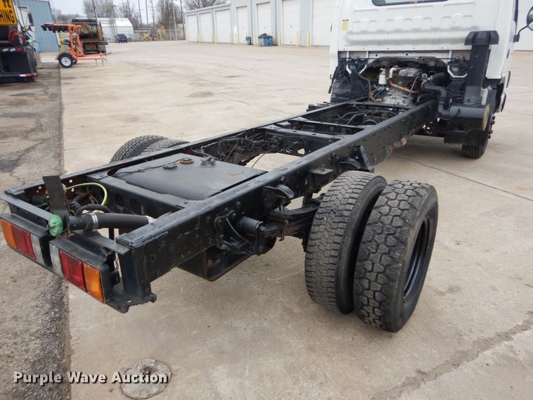 image for item GB9881 2001 Isuzu NPR truck cab and chassis