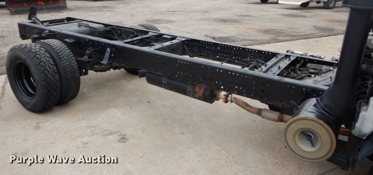 image for item GB9881 2001 Isuzu NPR truck cab and chassis