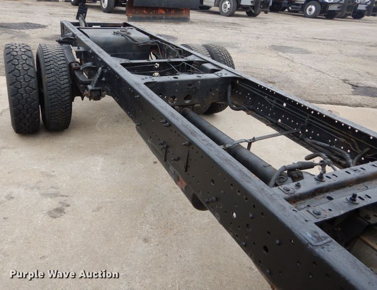 image for item GB9881 2001 Isuzu NPR truck cab and chassis