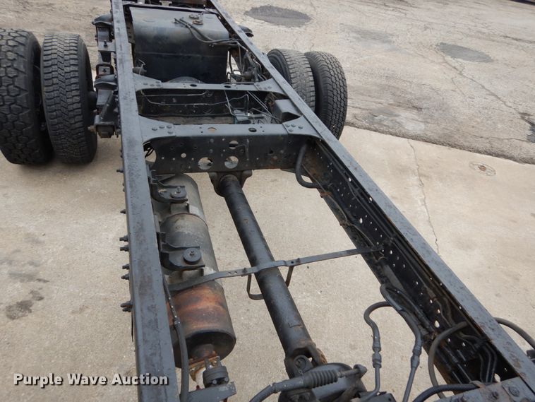 image for item GB9881 2001 Isuzu NPR truck cab and chassis