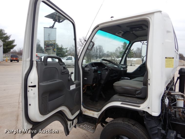 image for item GB9881 2001 Isuzu NPR truck cab and chassis