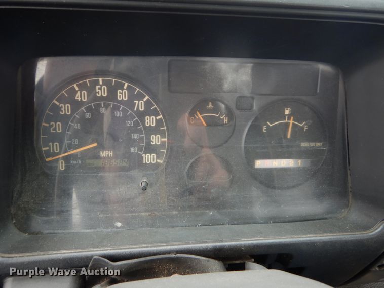 image for item GB9881 2001 Isuzu NPR truck cab and chassis