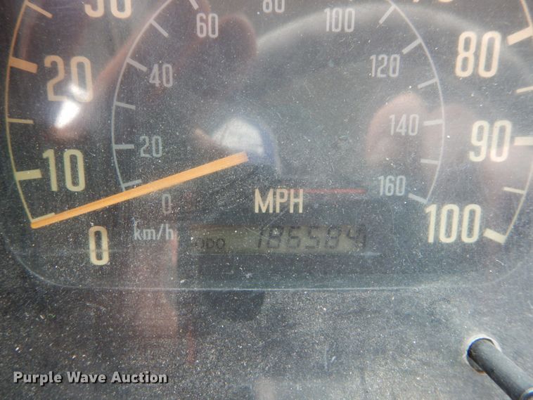 image for item GB9881 2001 Isuzu NPR truck cab and chassis