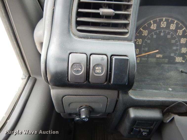 image for item GB9881 2001 Isuzu NPR truck cab and chassis