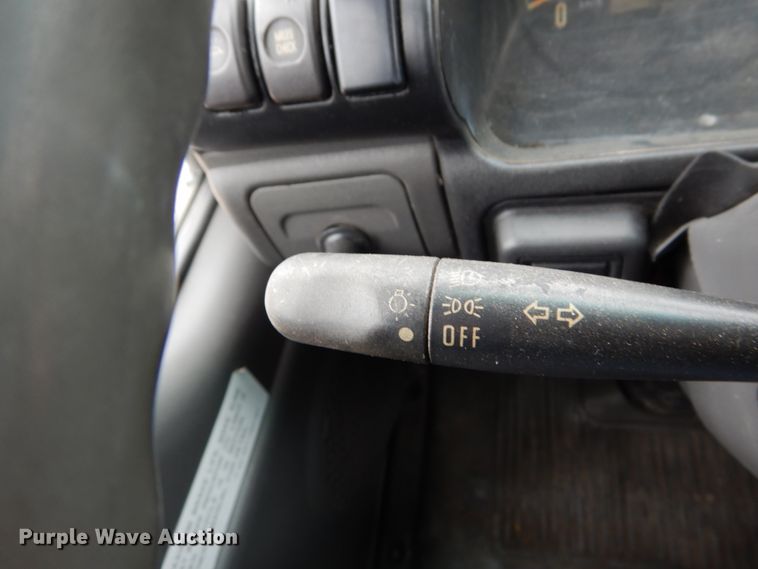 image for item GB9881 2001 Isuzu NPR truck cab and chassis