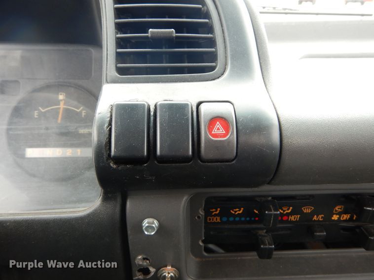 image for item GB9881 2001 Isuzu NPR truck cab and chassis