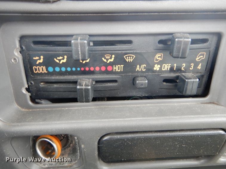 image for item GB9881 2001 Isuzu NPR truck cab and chassis