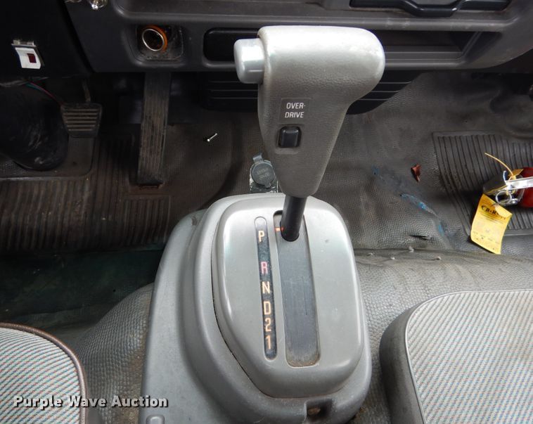 image for item GB9881 2001 Isuzu NPR truck cab and chassis