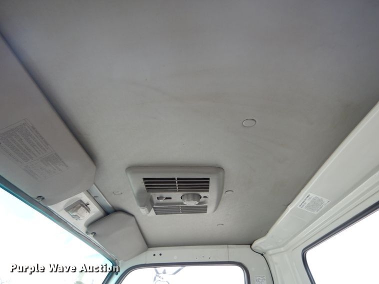 image for item GB9881 2001 Isuzu NPR truck cab and chassis