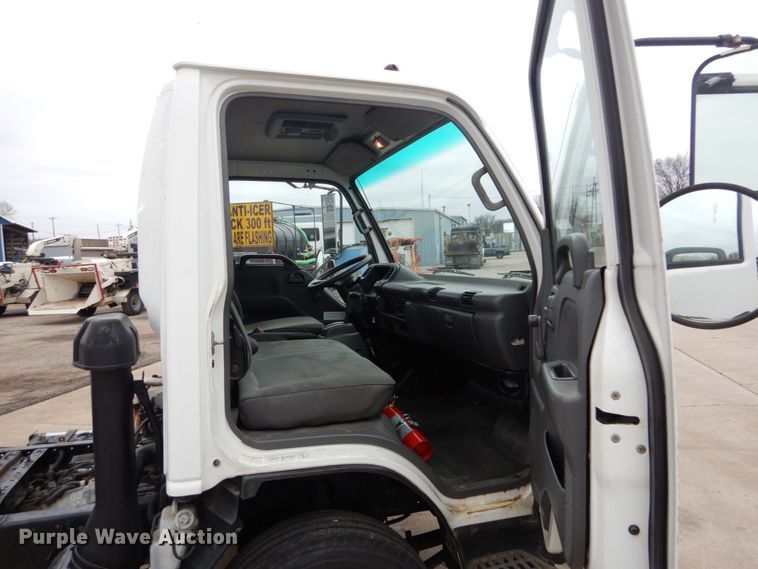 image for item GB9881 2001 Isuzu NPR truck cab and chassis