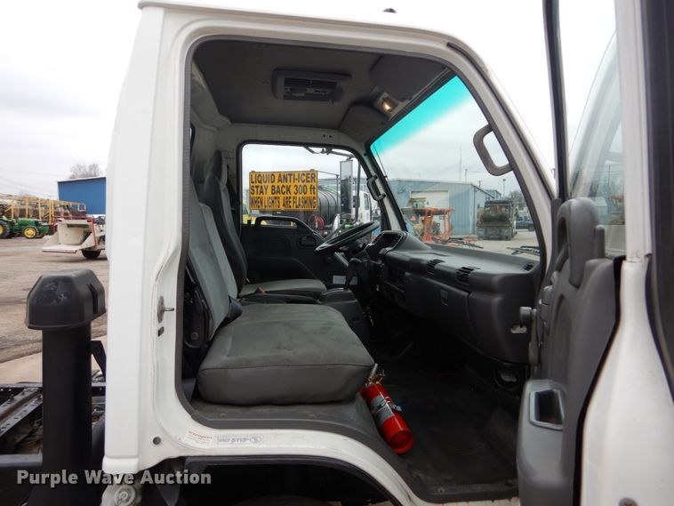 image for item GB9881 2001 Isuzu NPR truck cab and chassis