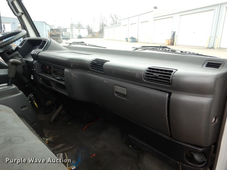 image for item GB9881 2001 Isuzu NPR truck cab and chassis