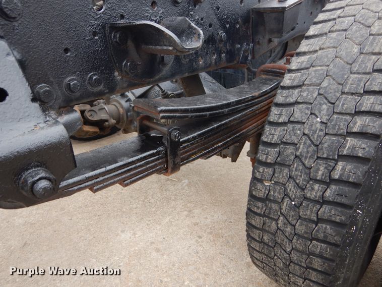 image for item GB9881 2001 Isuzu NPR truck cab and chassis