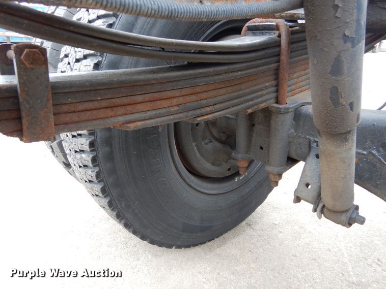 image for item GB9881 2001 Isuzu NPR truck cab and chassis