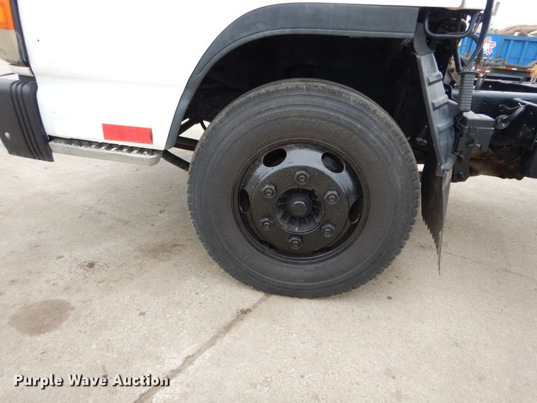 image for item GB9881 2001 Isuzu NPR truck cab and chassis