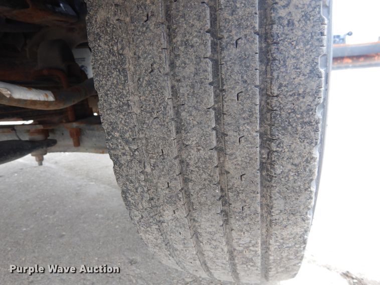 image for item GB9881 2001 Isuzu NPR truck cab and chassis