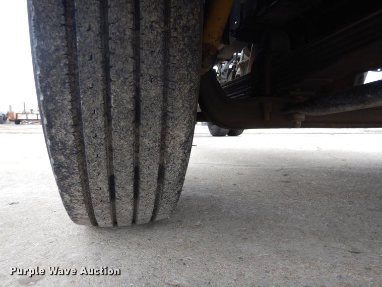 image for item GB9881 2001 Isuzu NPR truck cab and chassis