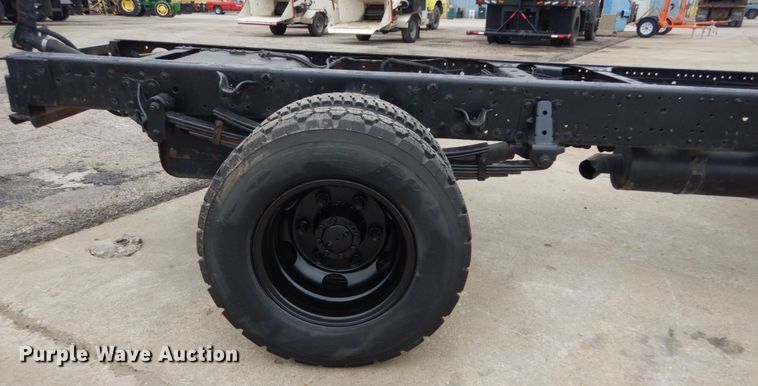 image for item GB9881 2001 Isuzu NPR truck cab and chassis