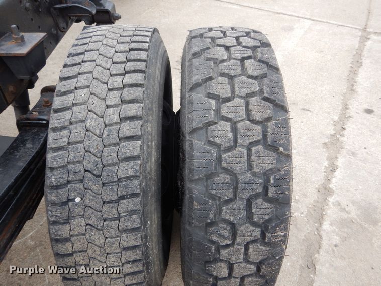 image for item GB9881 2001 Isuzu NPR truck cab and chassis