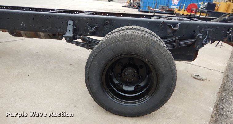 image for item GB9881 2001 Isuzu NPR truck cab and chassis