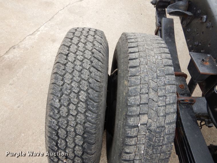 image for item GB9881 2001 Isuzu NPR truck cab and chassis