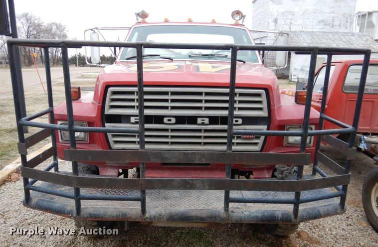 image for item GO9063 1980 Ford F700 truck cab and chassis