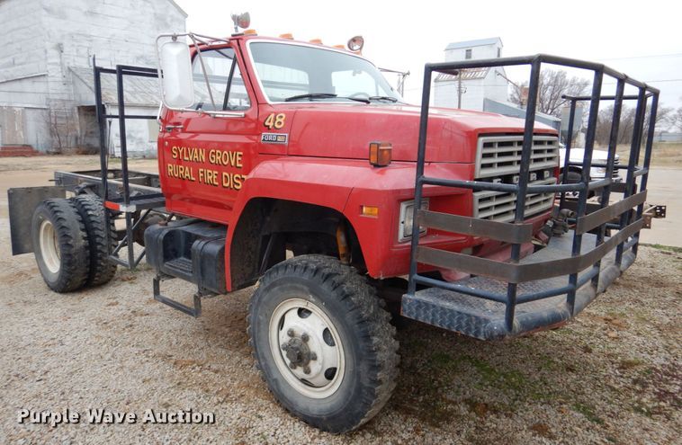 image for item GO9063 1980 Ford F700 truck cab and chassis