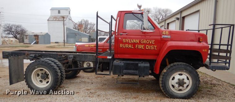 image for item GO9063 1980 Ford F700 truck cab and chassis