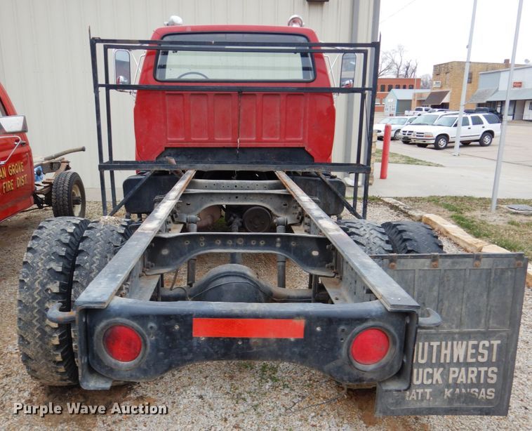 image for item GO9063 1980 Ford F700 truck cab and chassis