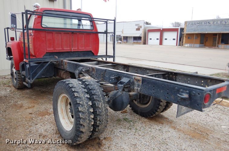 image for item GO9063 1980 Ford F700 truck cab and chassis