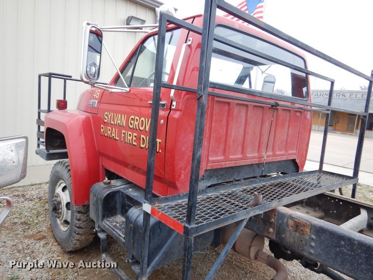 image for item GO9063 1980 Ford F700 truck cab and chassis