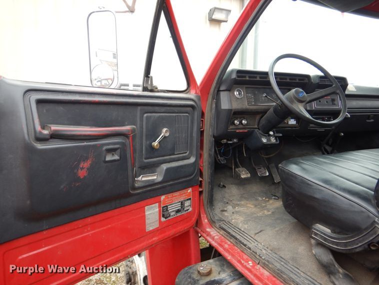 image for item GO9063 1980 Ford F700 truck cab and chassis