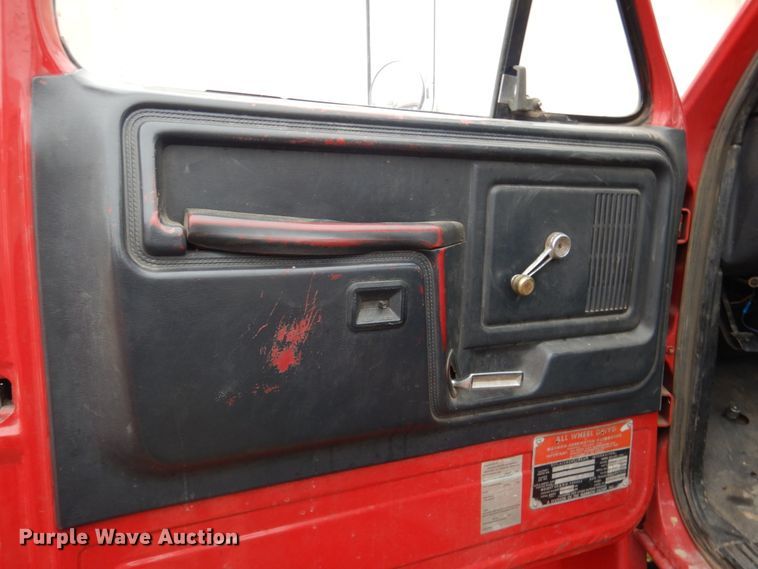 image for item GO9063 1980 Ford F700 truck cab and chassis