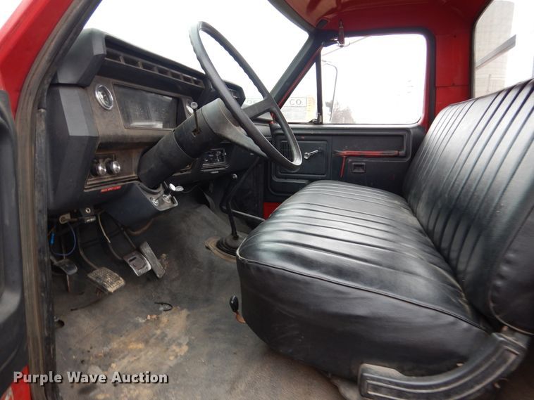 image for item GO9063 1980 Ford F700 truck cab and chassis