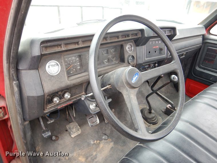 image for item GO9063 1980 Ford F700 truck cab and chassis