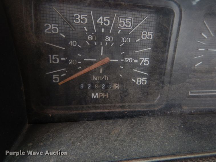 image for item GO9063 1980 Ford F700 truck cab and chassis