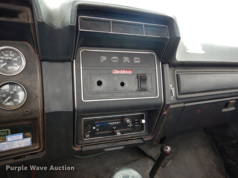 image for item GO9063 1980 Ford F700 truck cab and chassis