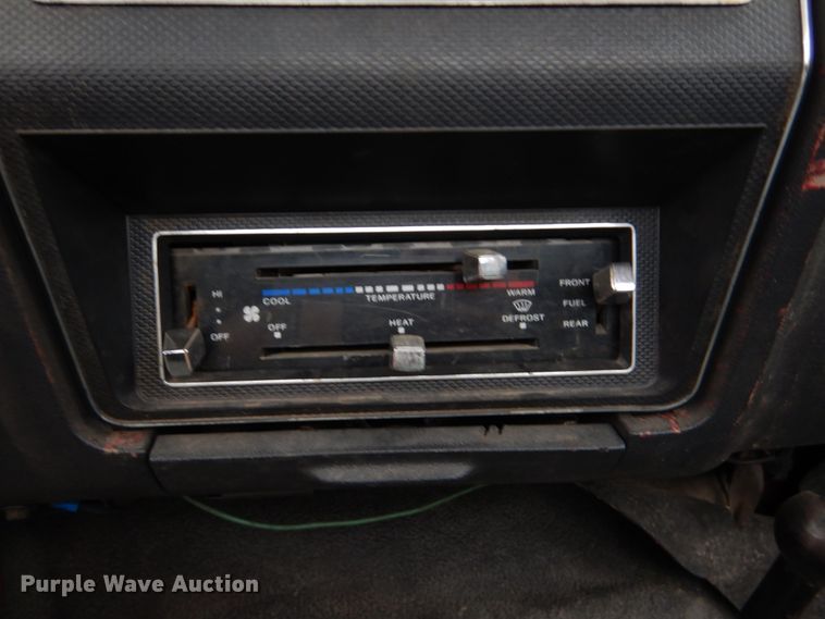 image for item GO9063 1980 Ford F700 truck cab and chassis