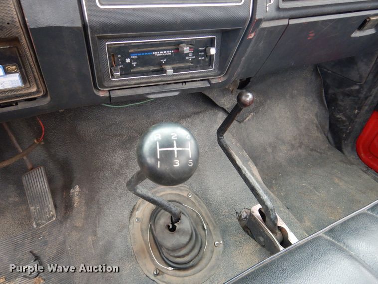 image for item GO9063 1980 Ford F700 truck cab and chassis