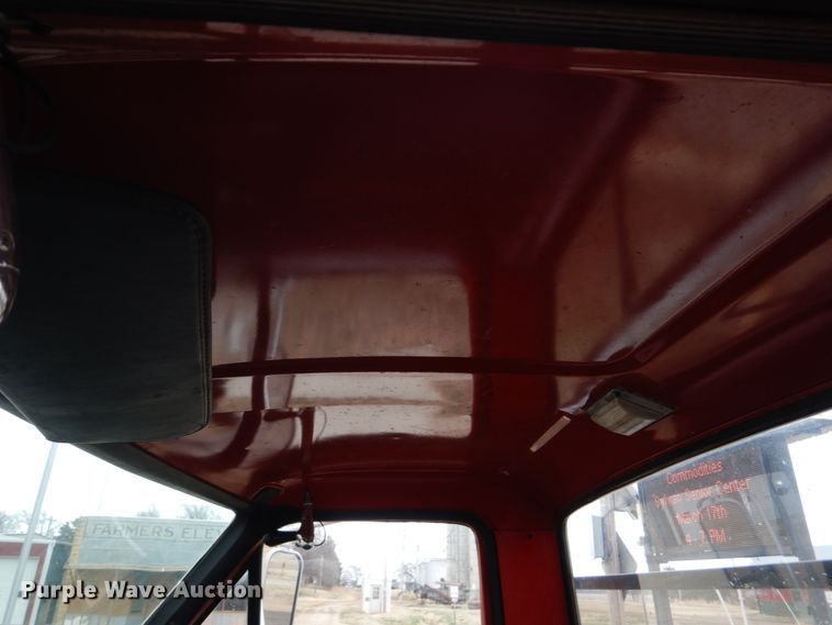 image for item GO9063 1980 Ford F700 truck cab and chassis